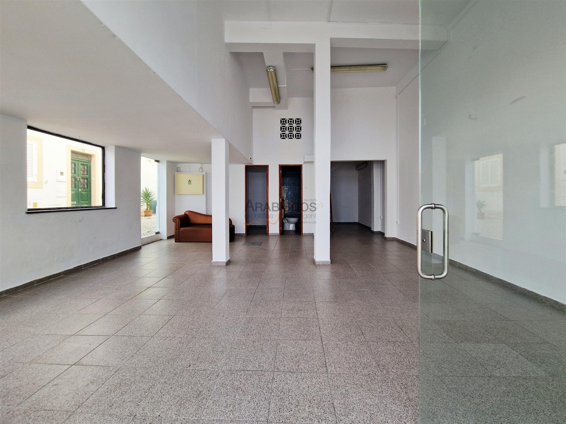 Loja Espaçosa - Centro de Alvor - Comércio de passagem - Arrecadação