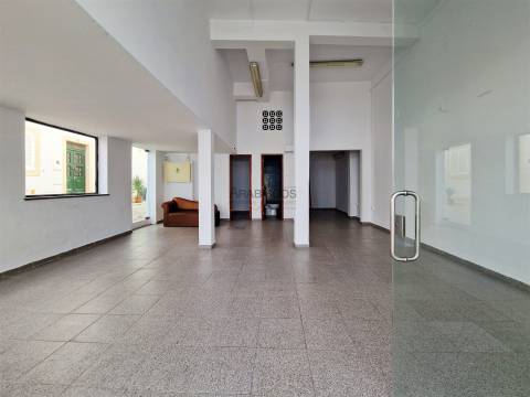 Loja Espaçosa - Centro de Alvor - Comércio de passagem - Arrecadação