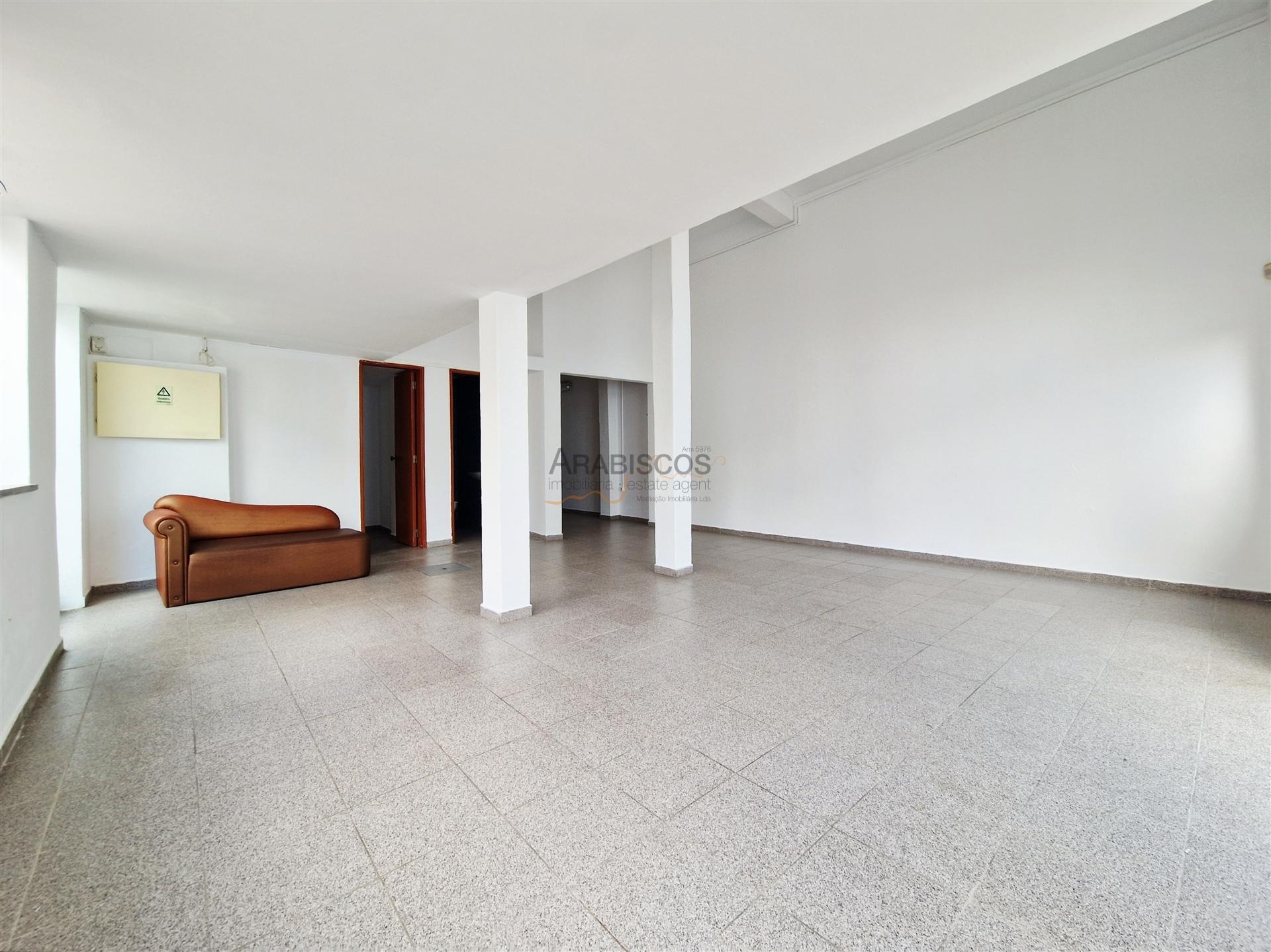 Loja Espaçosa - Centro de Alvor - Comércio de passagem - Arrecadação