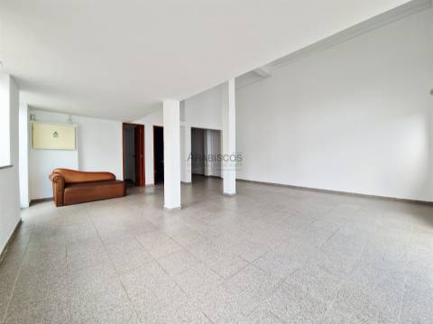 Loja Espaçosa - Centro de Alvor - Comércio de passagem - Arrecadação