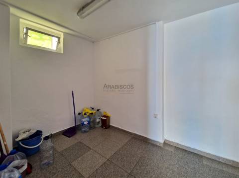 Loja Espaçosa - Centro de Alvor - Comércio de passagem - Arrecadação