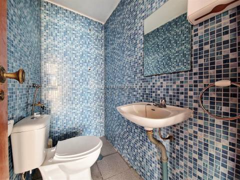 Loja Espaçosa - Centro de Alvor - Comércio de passagem - Arrecadação