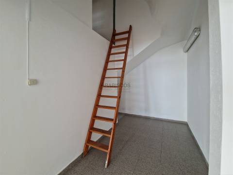 Loja Espaçosa - Centro de Alvor - Comércio de passagem - Arrecadação