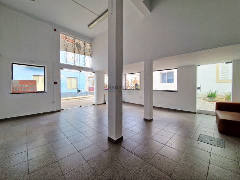 Loja Espaçosa - Centro de Alvor - Comércio de passagem - Arrecadação