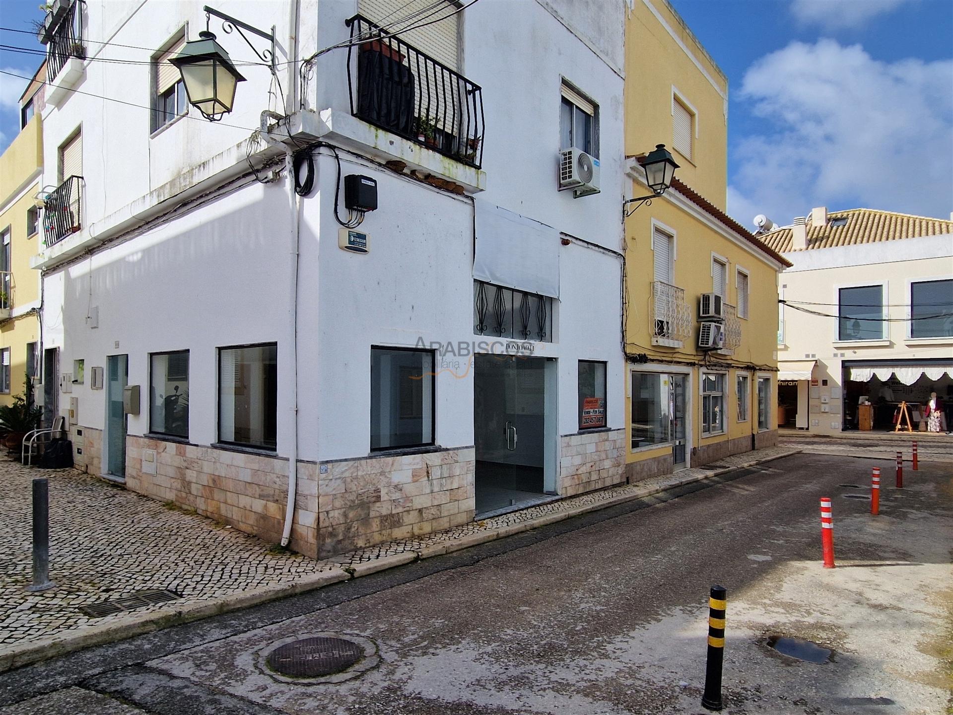 Loja Espaçosa - Centro de Alvor - Comércio de passagem - Arrecadação