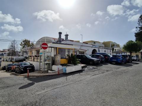 Loja Espaçosa - Centro de Alvor - Comércio de passagem - Arrecadação