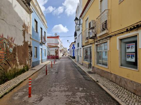 Loja Espaçosa - Centro de Alvor - Comércio de passagem - Arrecadação