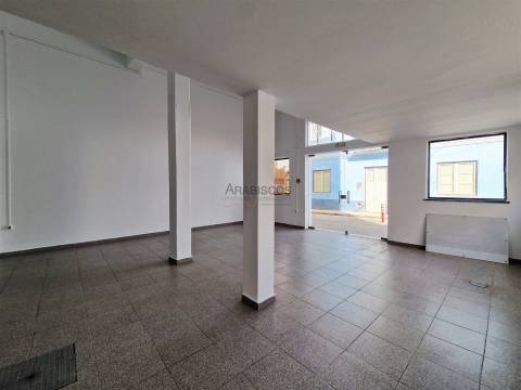Loja Espaçosa - Centro de Alvor - Comércio de passagem - Arrecadação