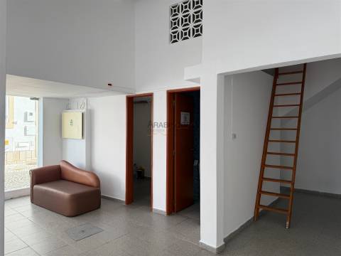 Loja Espaçosa - Centro de Alvor - Comércio de passagem - Arrecadação