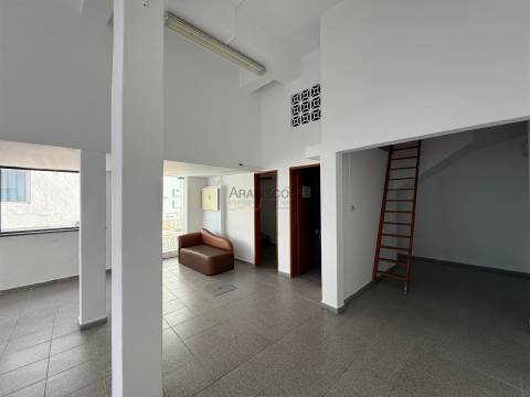 Loja Espaçosa - Centro de Alvor - Comércio de passagem - Arrecadação