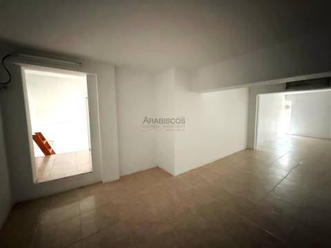 Loja Espaçosa - Centro de Alvor - Comércio de passagem - Arrecadação