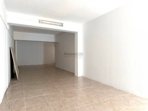 Loja Espaçosa - Centro de Alvor - Comércio de passagem - Arrecadação