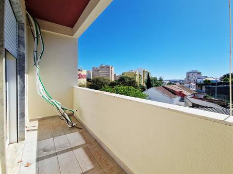 Apartamento T2 - Remodelação Total - Cozinha Equipada - Boavista - Portimão - Algarve