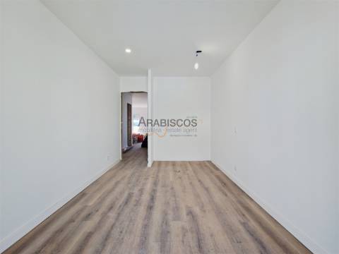 Apartamento T2 - Remodelação Total - Cozinha Equipada - Boavista - Portimão - Algarve