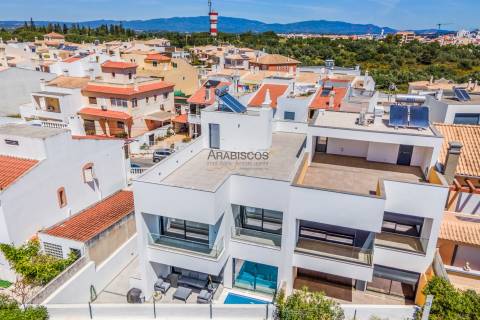 Moradia T4 - Piscina - Estacionamento Privativo - Bemposta - Portimão - Algarve