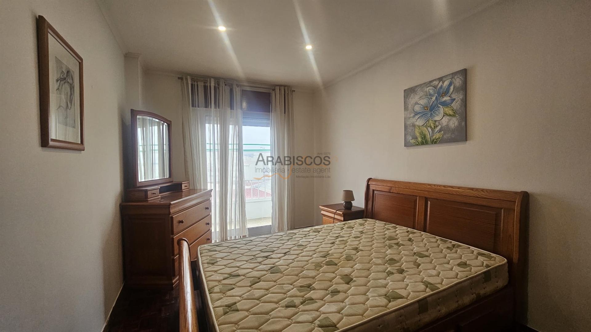 Apartamento T2 - Arrendamento Anual - Mobilado - Equipado - Portimão