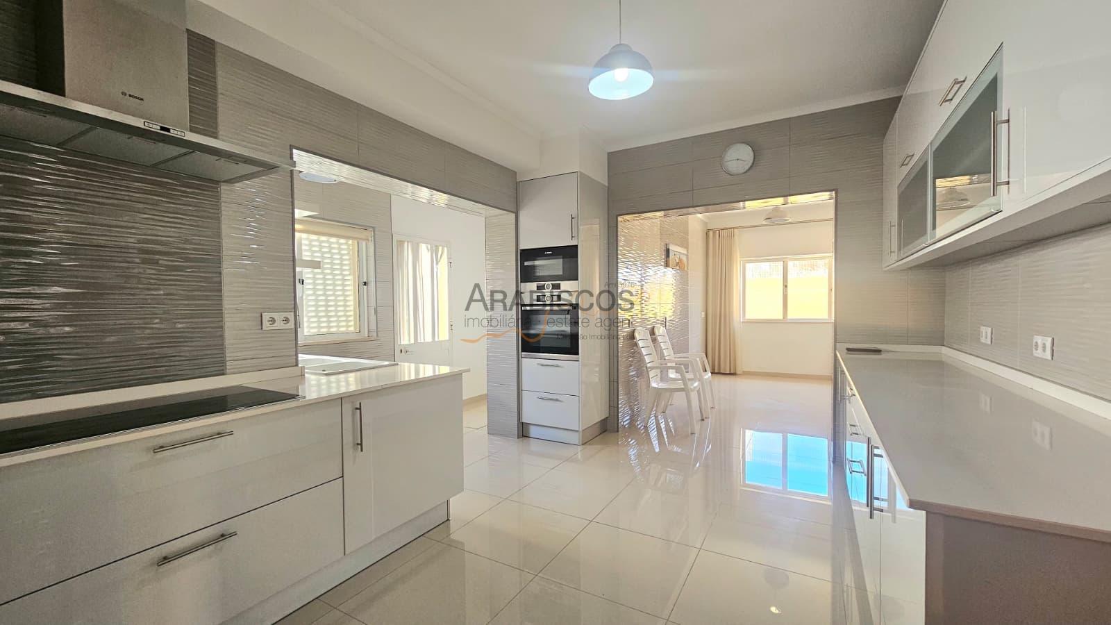 Moradia Isolada T4 - Escritório -  Barbecue - Painéis Solares - Garagem - Portimão