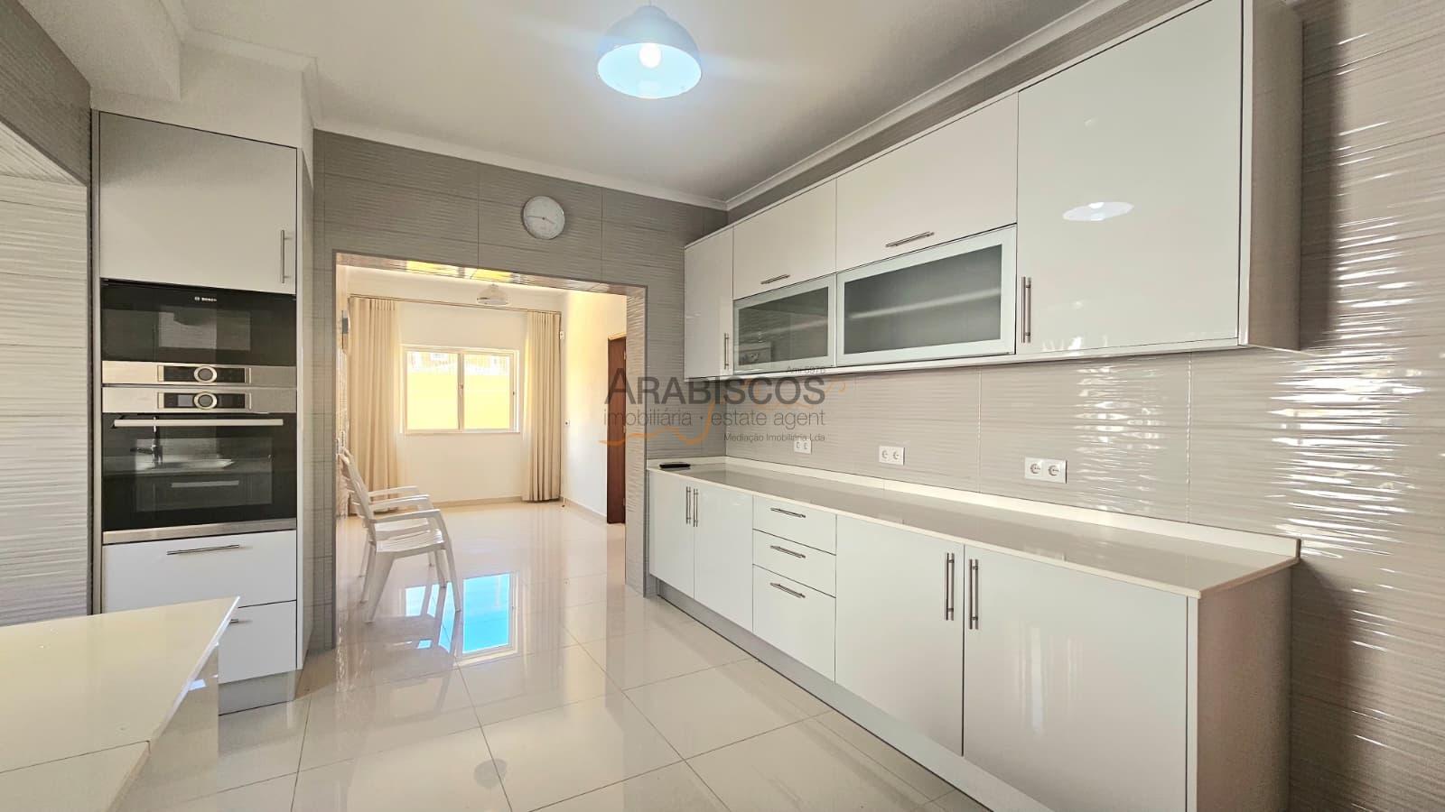 Moradia Isolada T4 - Escritório -  Barbecue - Painéis Solares - Garagem - Portimão