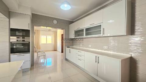 Moradia Isolada T4 - Escritório -  Barbecue - Painéis Solares - Garagem - Portimão