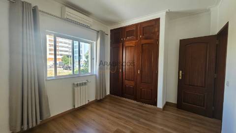 Moradia Isolada T4 - Escritório -  Barbecue - Painéis Solares - Garagem - Portimão