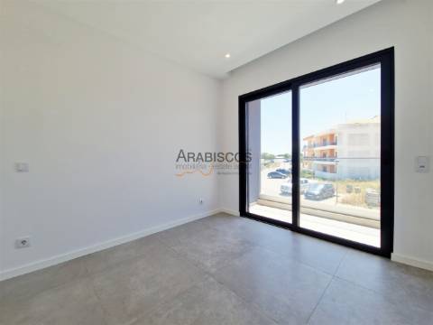 Moradia T4 - Piscina - Barbecue - Piso Radiante - 3 Suítes - Garagem - Mexilhoeira Grande - Algarve