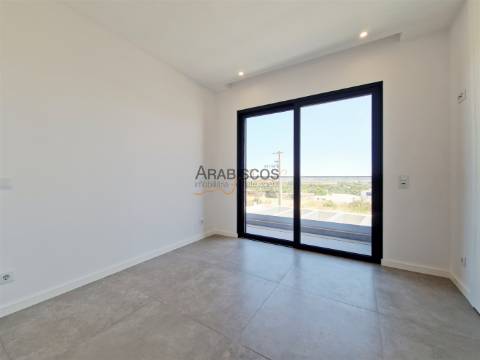 Moradia T4 - Piscina - Barbecue - Piso Radiante - 3 Suítes - Garagem - Mexilhoeira Grande - Algarve