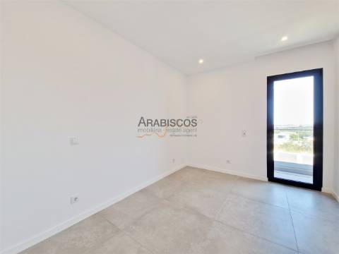 Moradia T4 - Piscina - Barbecue - Piso Radiante - 3 Suítes - Garagem - Mexilhoeira Grande - Algarve