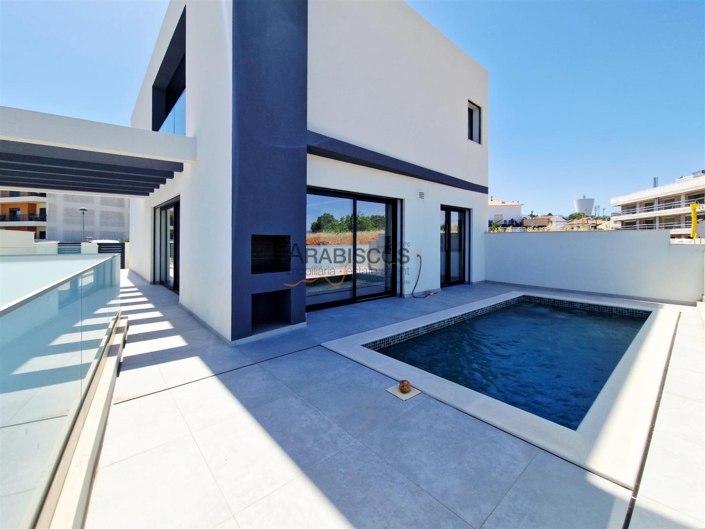 Moradia T4 - Piscina - Barbecue - Piso Radiante - 3 Suítes - Garagem - Mexilhoeira Grande - Algarve