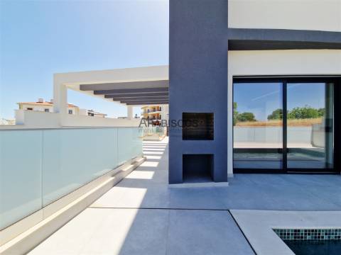 Moradia T4 - Piscina - Barbecue - Piso Radiante - 3 Suítes - Garagem - Mexilhoeira Grande - Algarve