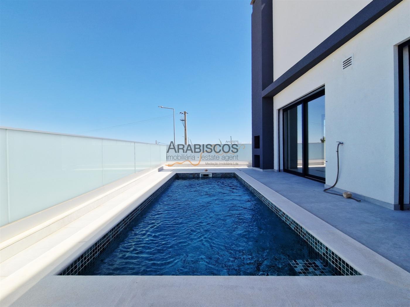 Moradia T4 - Piscina - Barbecue - Piso Radiante - 3 Suítes - Garagem - Mexilhoeira Grande - Algarve
