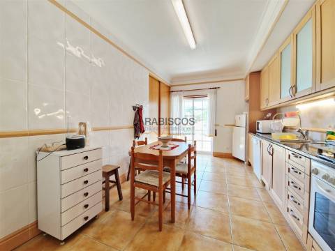 Apartamento T3- Sala com Lareira - Suíte - Arrecadação - Parqueamento - Praia do Vau - Algarve