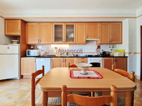 Apartamento T3- Sala com Lareira - Suíte - Arrecadação - Parqueamento - Praia do Vau - Algarve