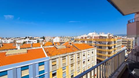 T2 - 5º Andar - 2 Frentes - Varanda - Marquise - Portimão - Centro - Algarve