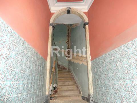 Prédio devoluto para recuperar, próximo da Sé de Lisboa