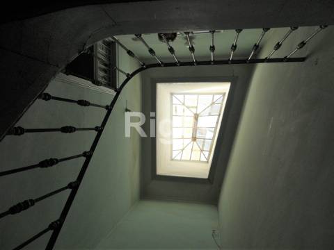 Prédio devoluto para recuperar, próximo da Sé de Lisboa