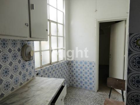 Prédio devoluto para recuperar, próximo da Sé de Lisboa