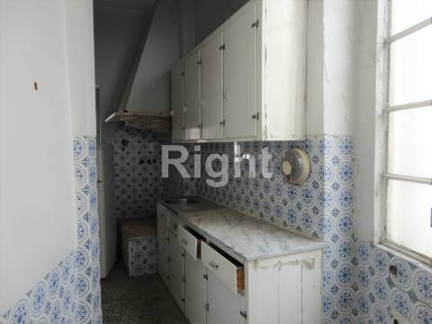 Prédio devoluto para recuperar, próximo da Sé de Lisboa