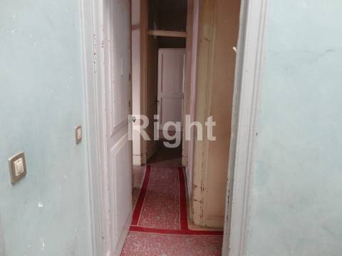 Prédio devoluto para recuperar, próximo da Sé de Lisboa