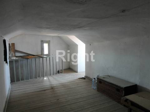 Prédio devoluto para recuperar, próximo da Sé de Lisboa