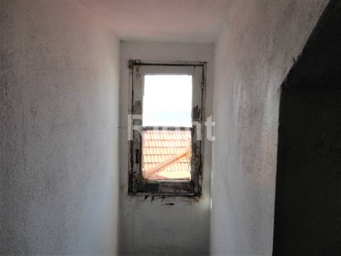 Prédio devoluto para recuperar, próximo da Sé de Lisboa