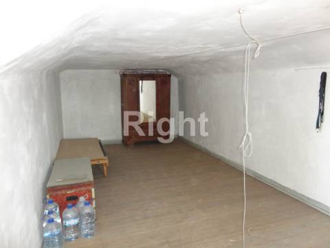 Prédio devoluto para recuperar, próximo da Sé de Lisboa