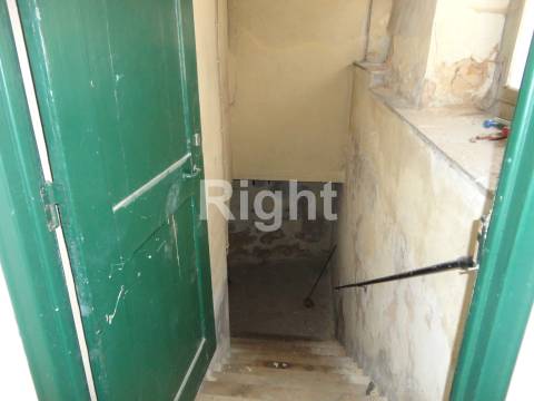 Prédio devoluto para recuperar, próximo da Sé de Lisboa