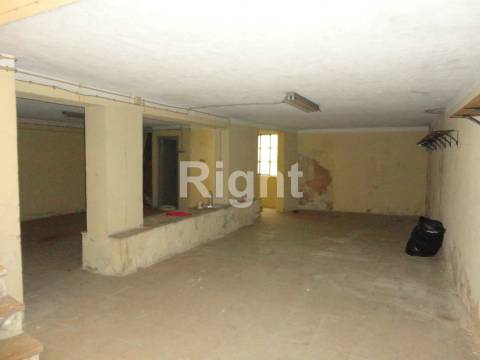 Prédio devoluto para recuperar, próximo da Sé de Lisboa