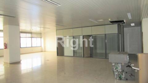 Escritório com 6 gabinetes em Linda-a-Velha