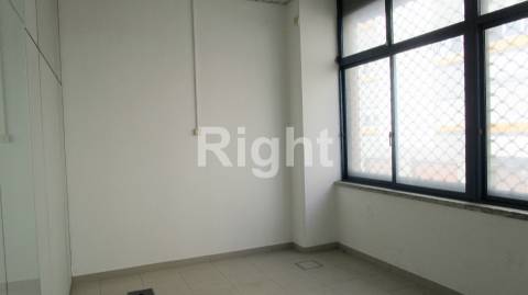 Escritório com 6 gabinetes em Linda-a-Velha