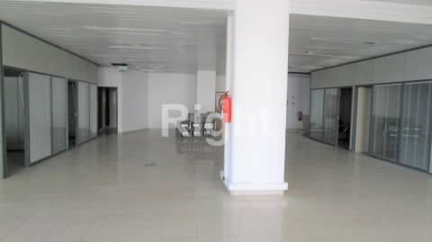 Escritório com 6 gabinetes em Linda-a-Velha