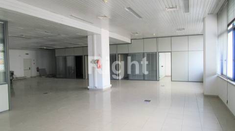 Escritório com 6 gabinetes em Linda-a-Velha