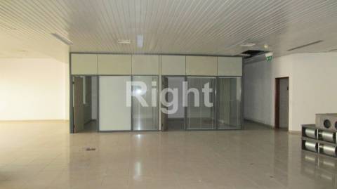 Escritório com 6 gabinetes em Linda-a-Velha