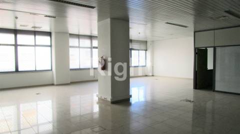 Escritório com 6 gabinetes em Linda-a-Velha