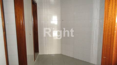 Escritório com 6 gabinetes em Linda-a-Velha